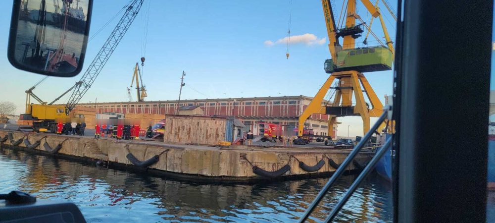 FOTO Intervenție de urgență a ARSVOM în Portul Constanța pentru salvarea a trei membri ai echipajului Golden Shark