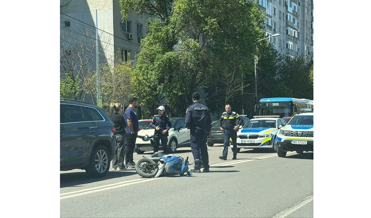 FOTO VIDEO Accident rutier pe bulevardul Tomis, în zona Rustic: Mopedist, lovit de un autoturism
