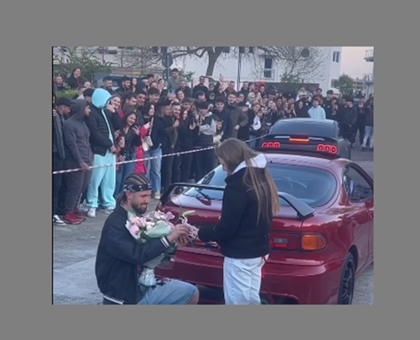 VIDEO Cerere în căsătorie pe promenada Eforie Nord: Să ne chemați la botez!