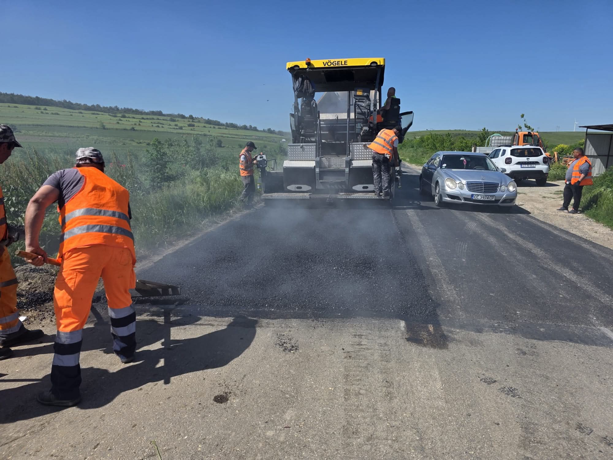 FOTO SC Drumuri Județene Constanța continuă lucrările de asfaltare și pietruire. Vezi aici unde se acționează în aceste zile
