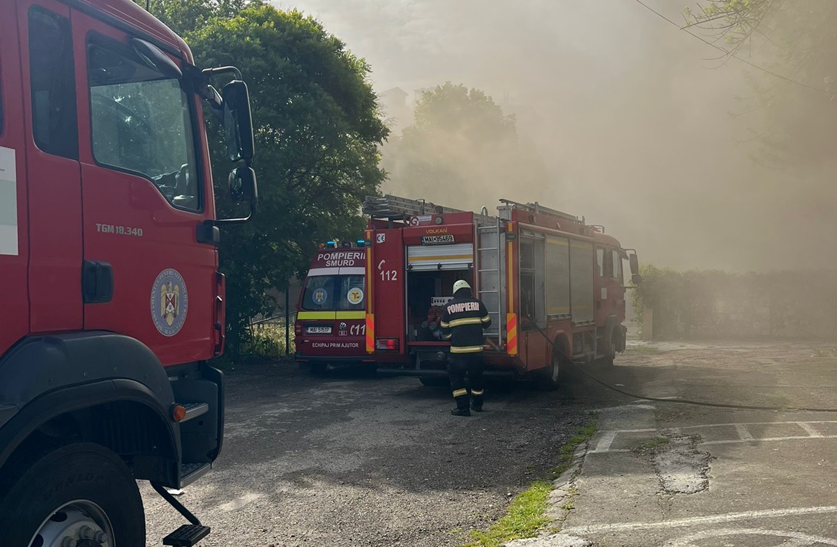INCENDIU la Mircea Vodă: ARD baloți de paie lângă fostul CAP din Satu Nou