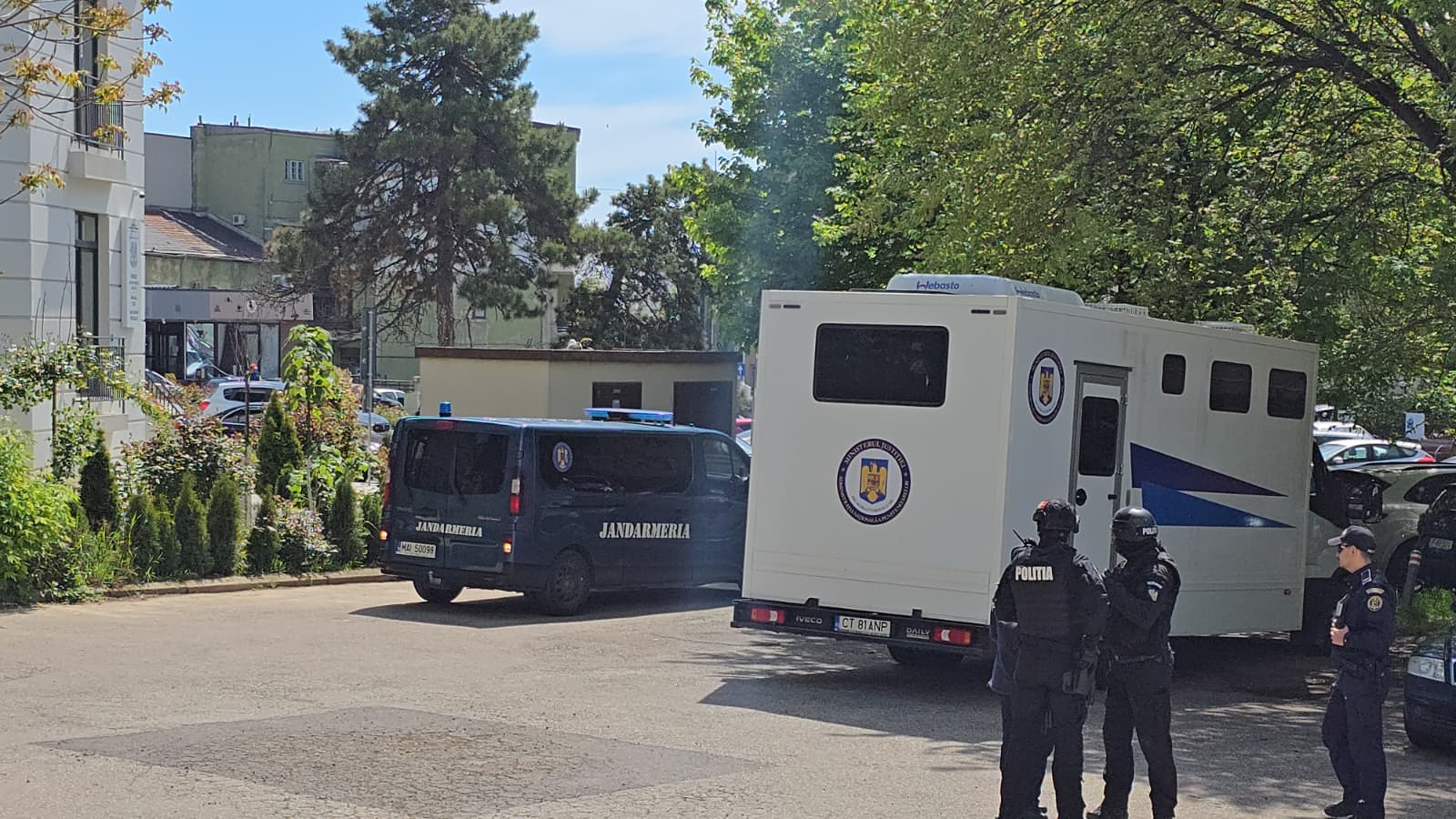 Taximetrist ziua, traficant de substanțe interzise noaptea! Ce au găsit la percheziții mascații de la DIICOT