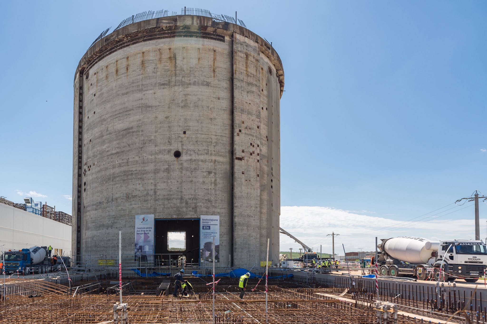 FOTO S-a încheiat prima turnare continuă de beton la Unitatea 1 a Centralei Nuclearoelectrice de la Cernavodă