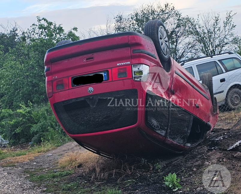 GRAV accident în comuna Ostrov! Un autoturism cu numere de Polonia, a fost proiectat într-un STÂLP după ce a lovit o altă mașină