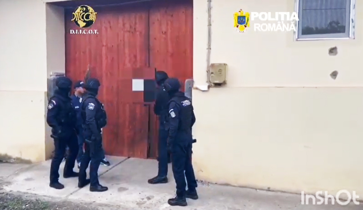 FOTO VIDEO Zeci de traficanți săltați de mascați direct din pat în această dimineață: Foloseau minori pentru a vinde drogurile