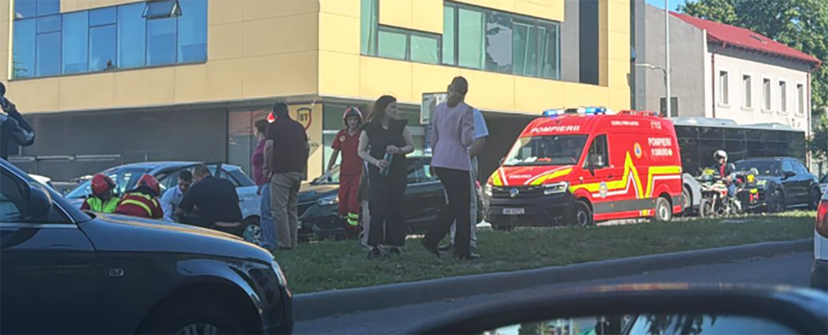 ALERTĂ pe bulevardul Mamaia: Paramedicii au acordat primul ajutor unei persoane implicate într-un accident auto