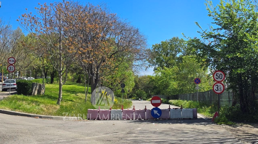 Strada Valea Portului rămâne în continuare închisă. A fost reluată procedura de achiziție a serviciilor de expertiză pentru identificarea soluțiilor de stabilizare a zonei