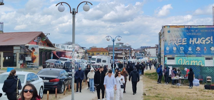 FOTO VIDEO Vama Veche de 1 Mai: trafic intens spre sudul litoralului, în ciuda vremii răcoroase
