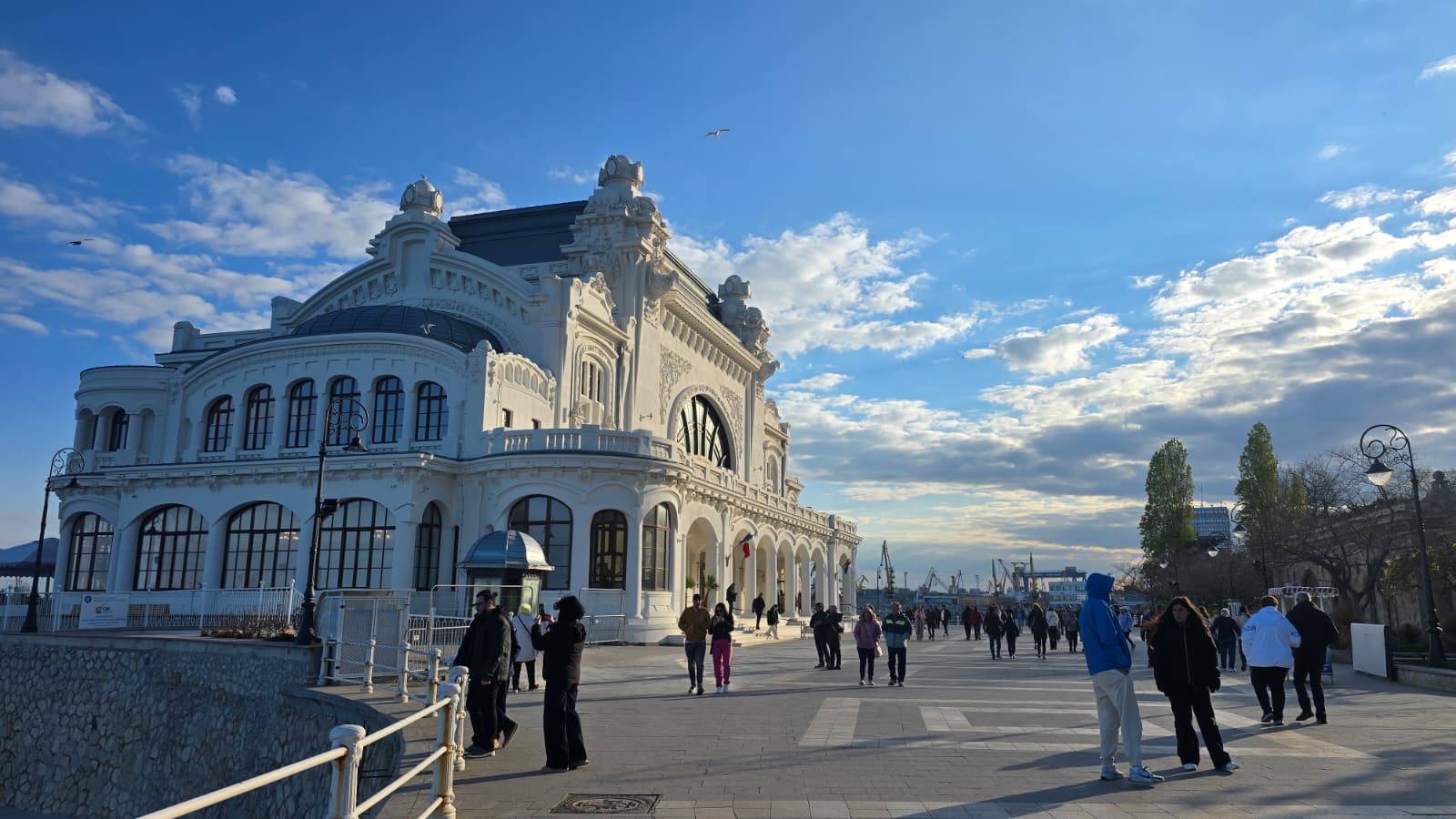 Cum va fi vremea azi în Constanța! De la averse și descărcări electrice, la temperaturi de aproape 30 de grade