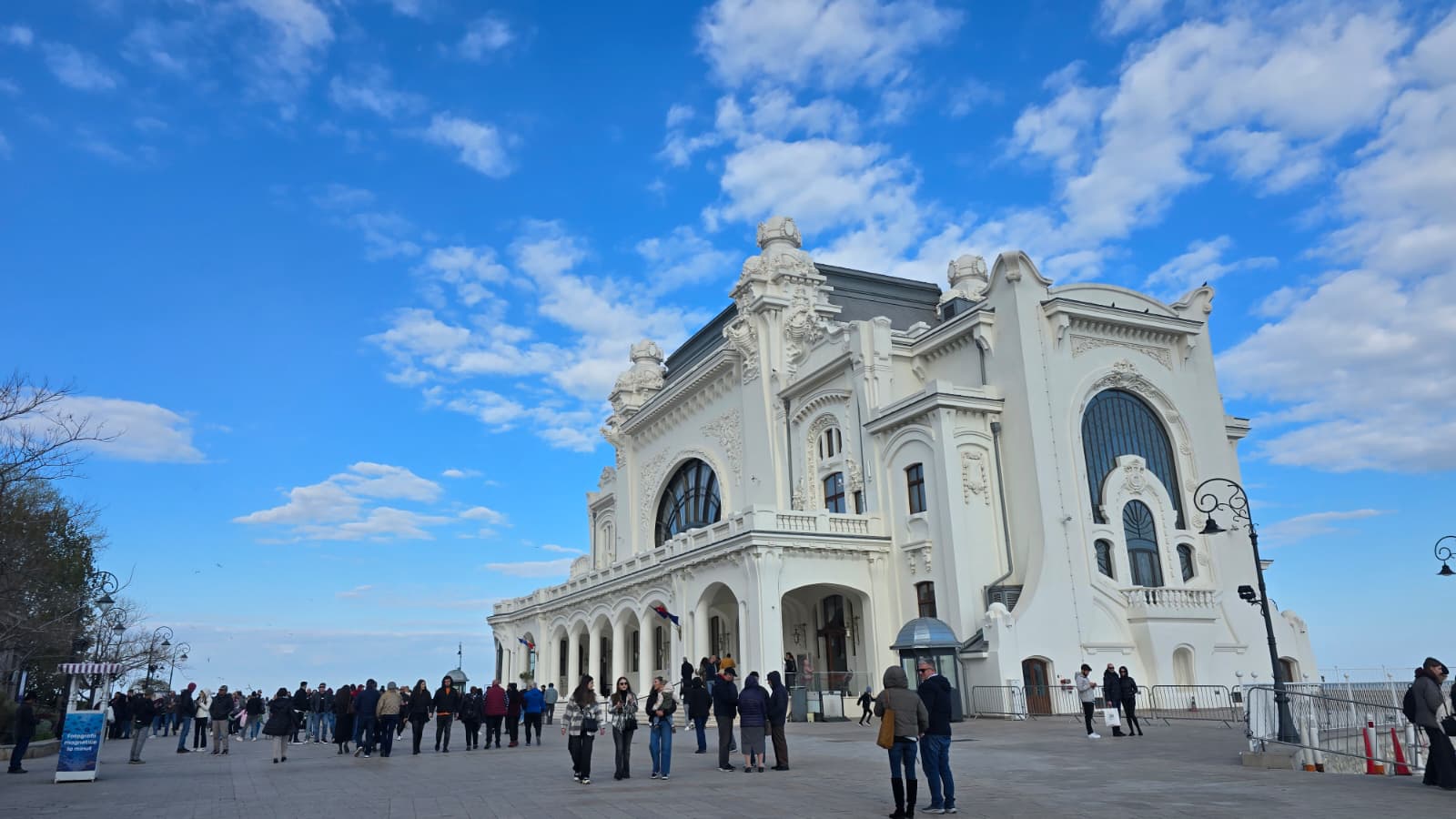 FOTO 1 Mai la malul mării, cu căciulă și haine groase: Sute de constănțeni și turiști, la plimbare pe faleza Cazinoului