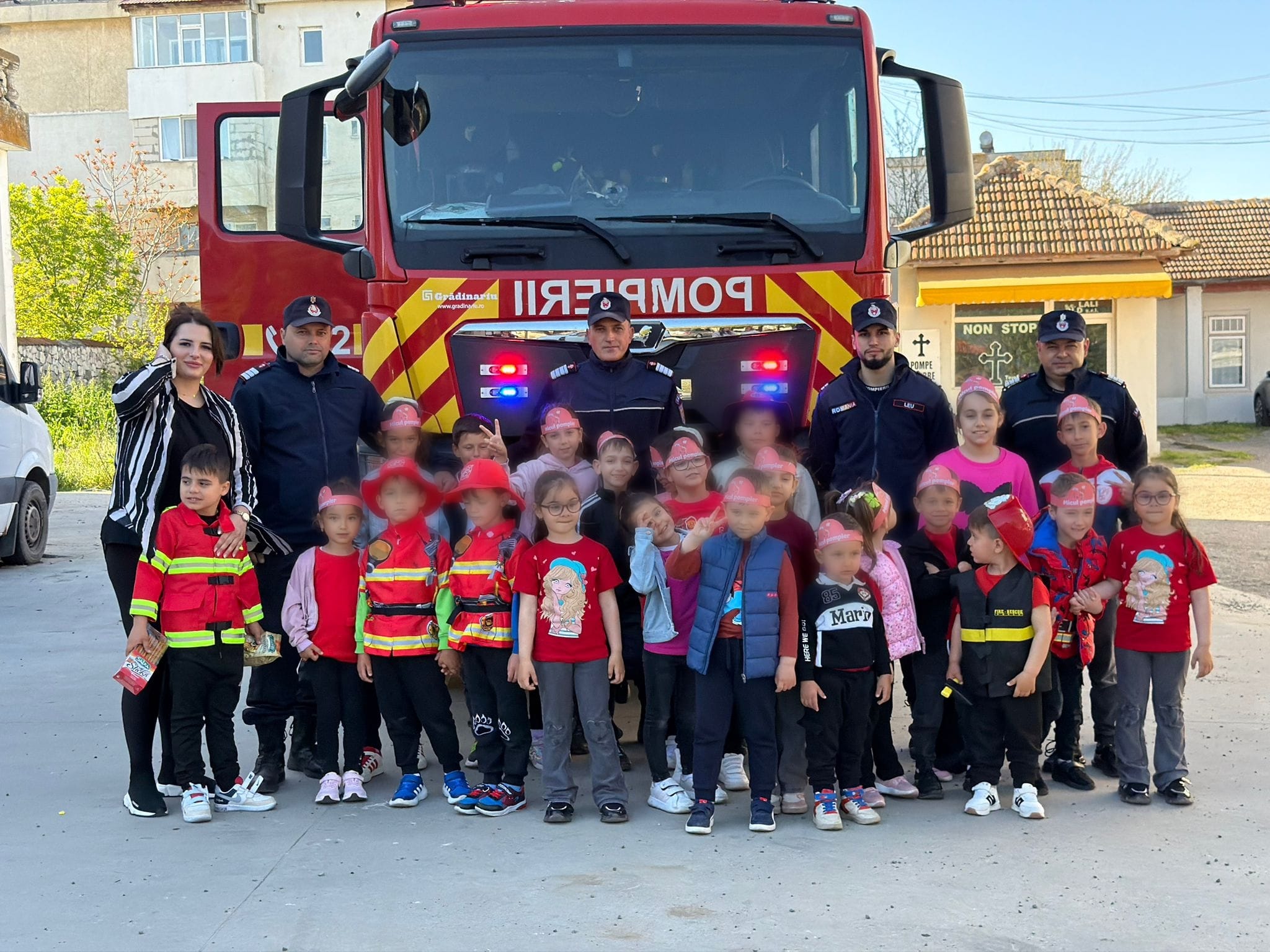 FOTO Copiii de la Centrul de Activități Educative KINDER KID’S din Cogealac au experimentat meseria de pompier