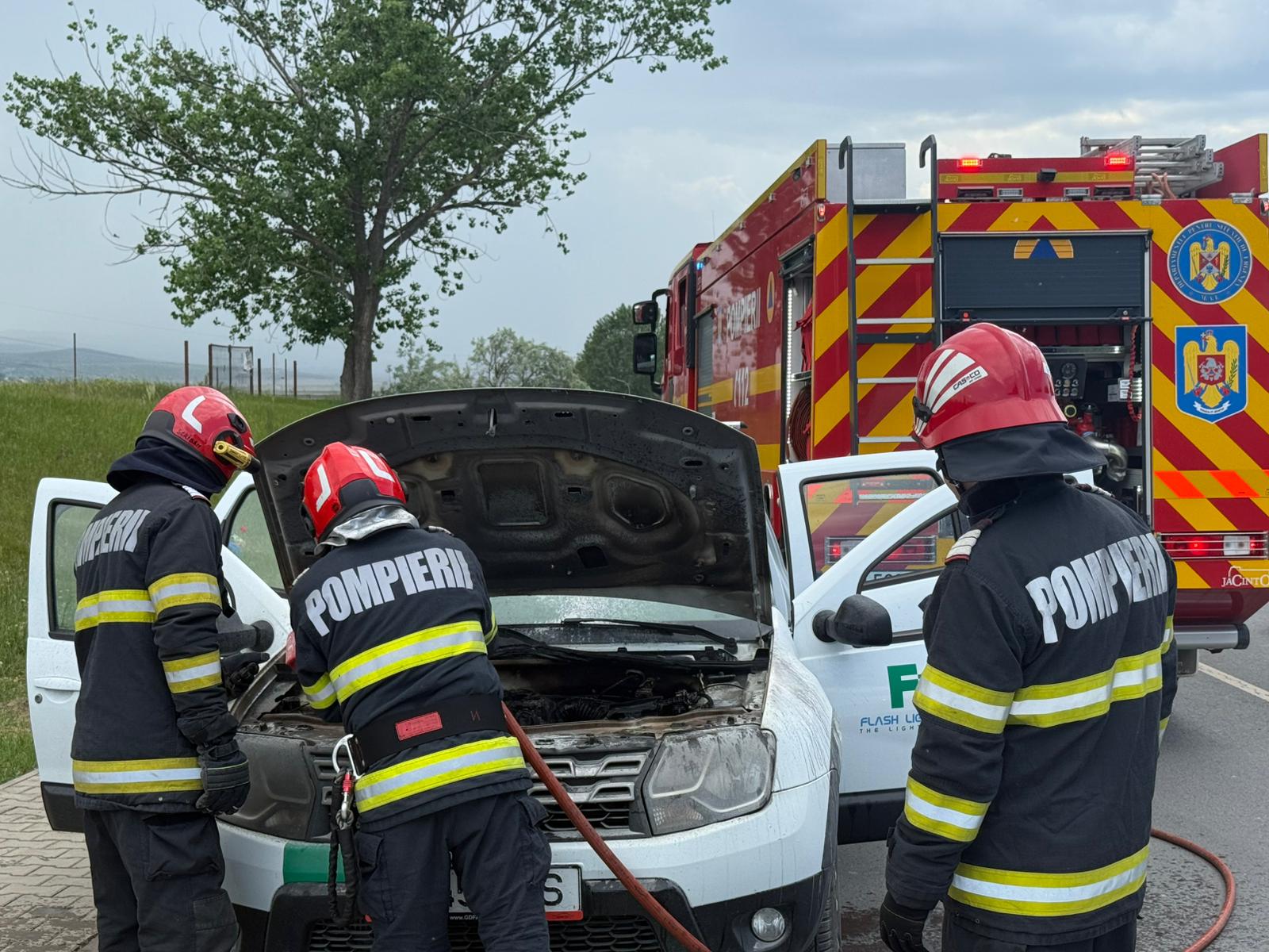 FOTO VIDEO ALERTĂ la Tulcea, pe Șoseaua Barajului: A luat FOC un autoturism