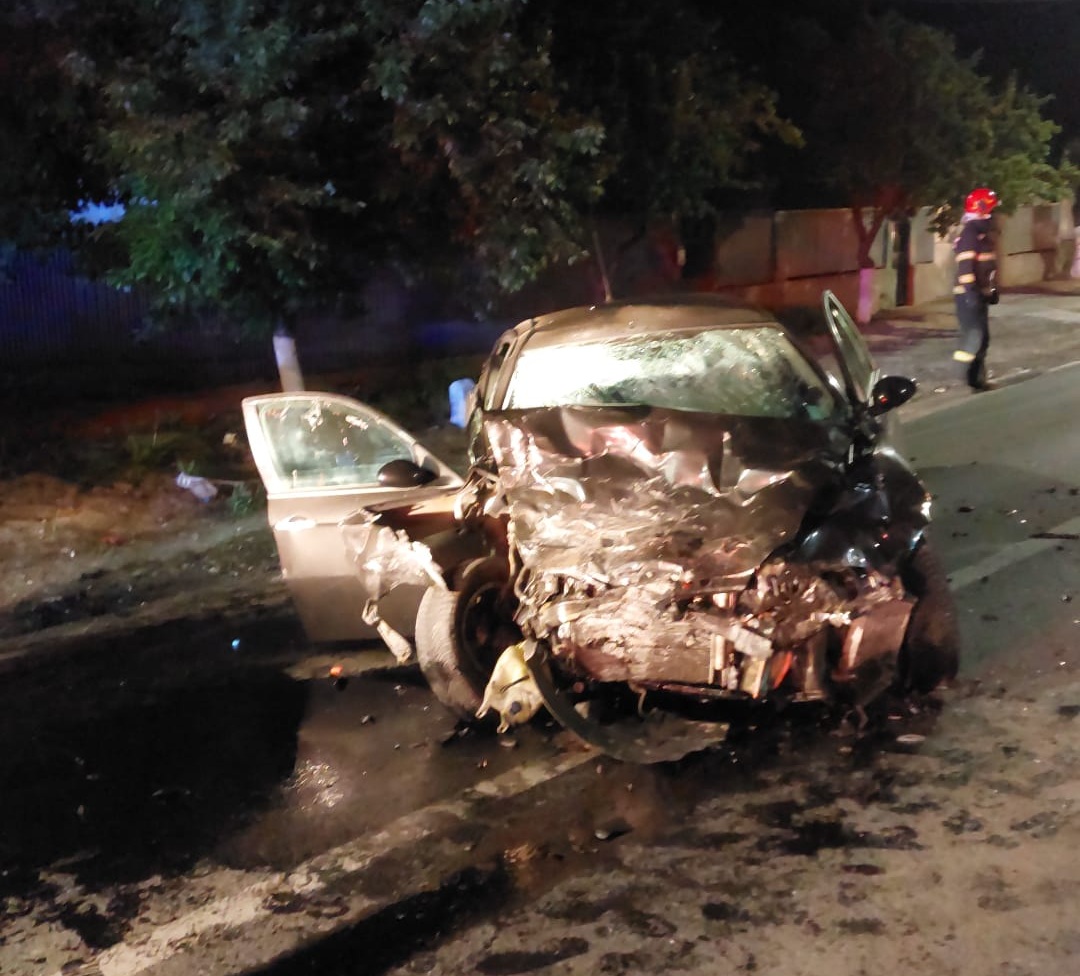 FOTO Accident grav în județul Tulcea: o mașină a intrat pe contrasens și s-a oprit într-o curte după impactul violent. Șoferii nu dețineau permise auto pentru autoturismele conduse
