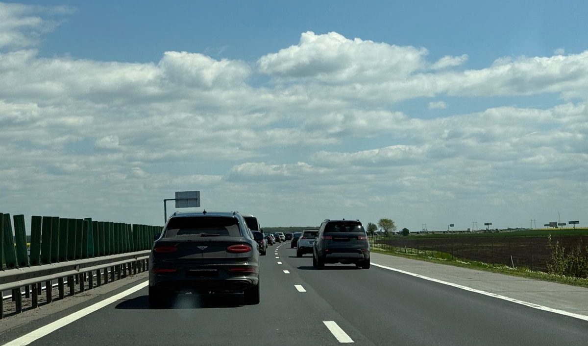 ALERTĂ pe Autostrada A2: A luat FOC un autoturism, traficul rutier este blocat