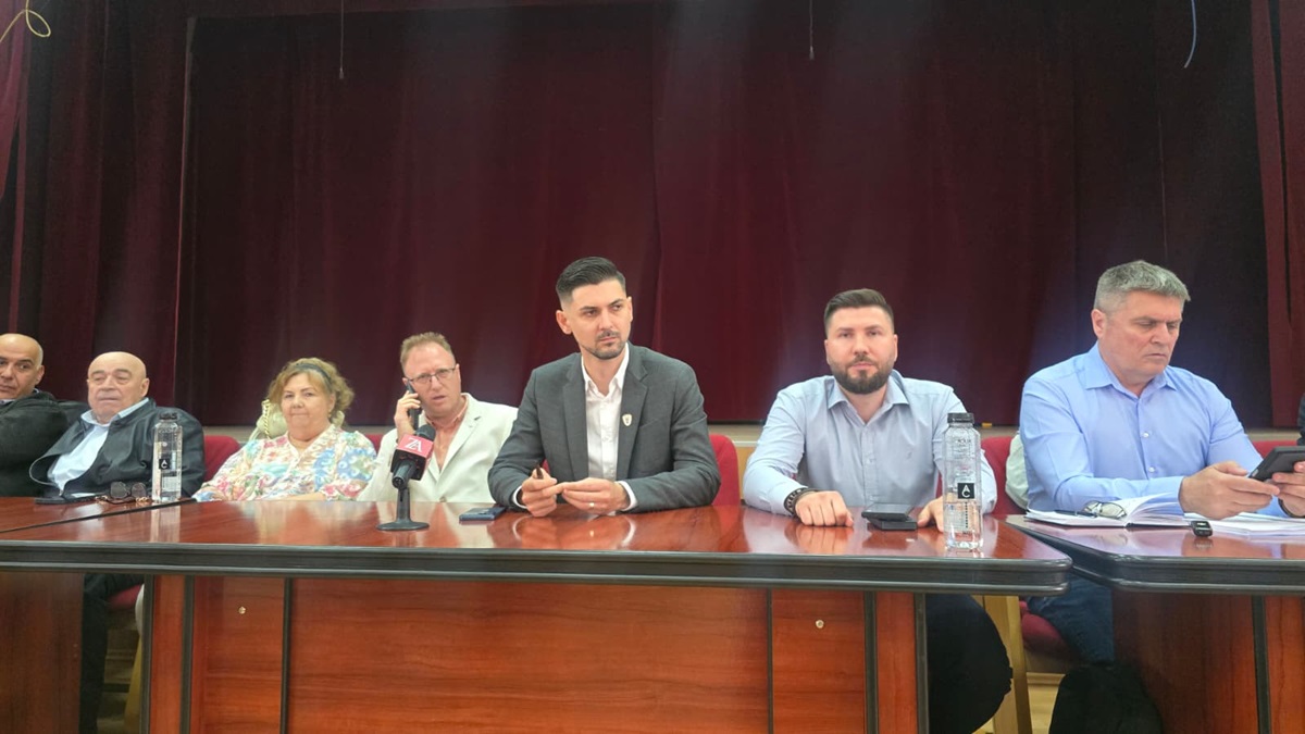 LIVE FOTO VIDEO UPDATE Ședința nu s-a ținut. Tensiuni la Cernavodă: 12 consilieri locali vor demiterea viceprimarului cu atribuții de primar Cătălin Marian Apostol! Secretarul general al orașului NU a contrasemnat proiectul