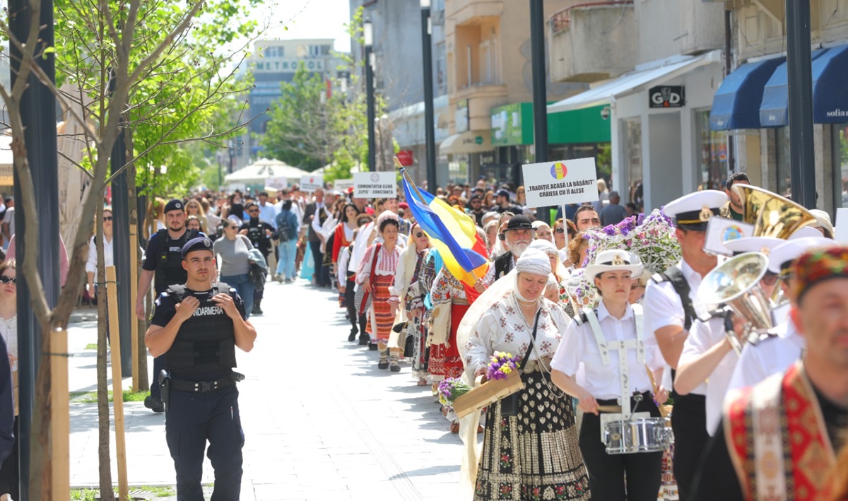 FOTO Spectacol de culoare pe străzile din Constanța: Parada etniilor și a costumelor tradiționale din Dobrogea, o poveste despre apartenența împletită cu păstrarea moștenirii culturale