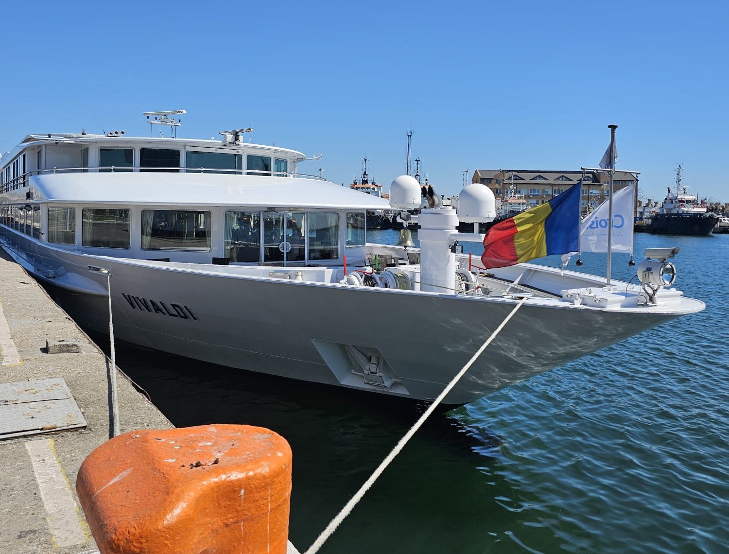 Sute de turiști internaționali de pe o navă fluvială vizitează astăzi Constanța