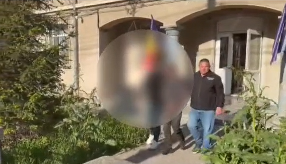 VIDEO Prins în flagrant într-o curte din Medgidia: bărbatul a fost reținut pentru tentativă de furt calificat. Este implicat și un minor