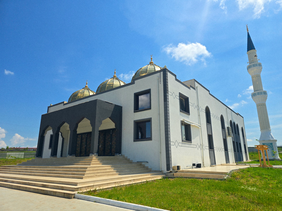 FOTO Asociația ZEKAT amenajează un punct de sacrificare pentru Kurban Bayram, în curtea geamiei din Medgidia