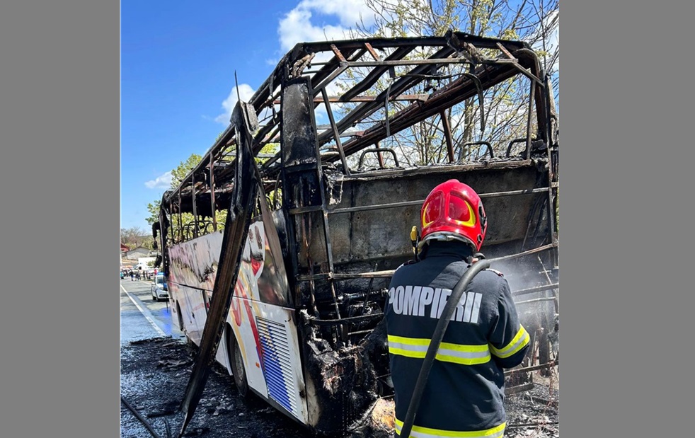 INCENDIU la un autocar, în localitatea Topolog, din județul Tulcea! Aproape 30 de persoane au fugit din vehiculul în FLĂCĂRI