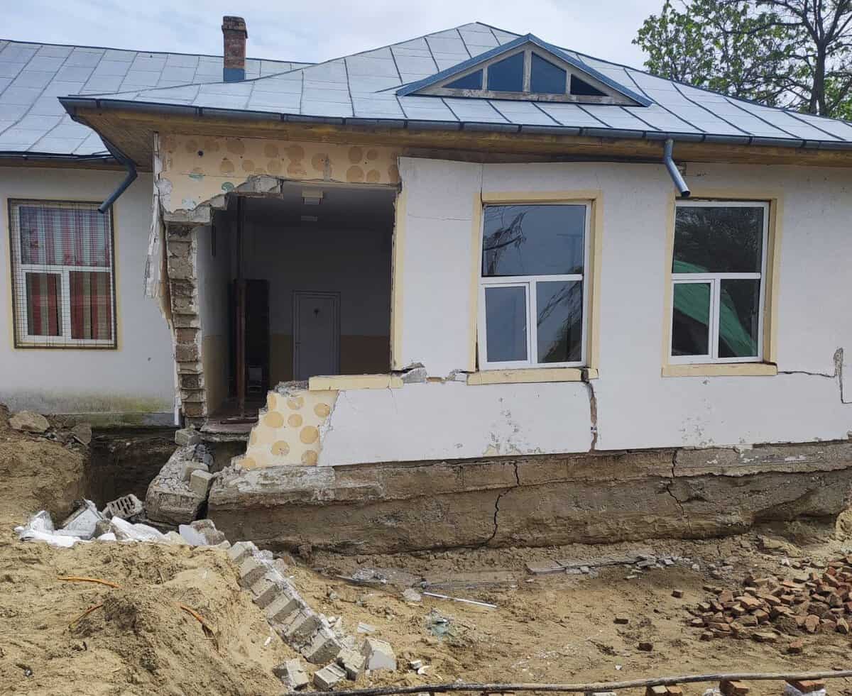 Peretele unei școli din Delta Dunării s-a prăbușit. Copiii erau în clădire