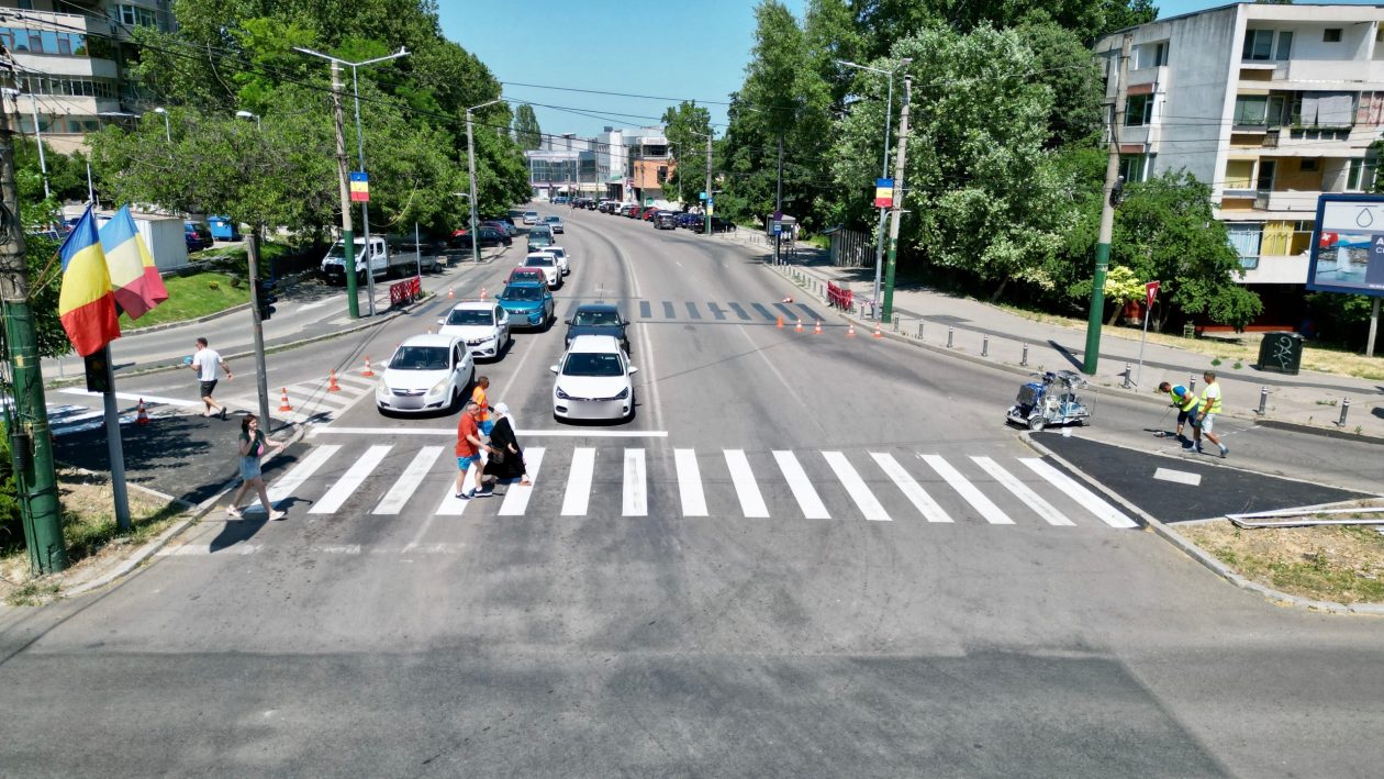 FOTO Trecerea de pietoni de la intersecția străzii Sucevei cu bulevardul Tomis, a fost desființată și relocată câțiva metri mai sus