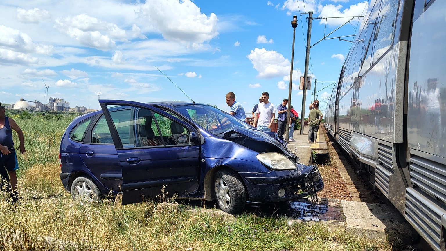 FOTO Accident feroviar la Castelu: O mașină a fost făcută praf de tren. Șoferul încerca să treacă pe pasajul pietonal