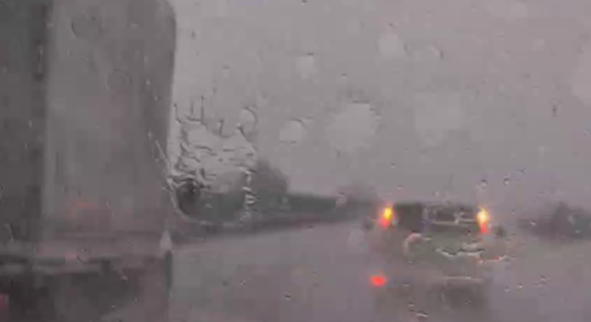 VIDEO RO-ALERT pentru șoferii care au drum pe autostrada A2: Plouă CU GĂLEATA și abia se vede drumul