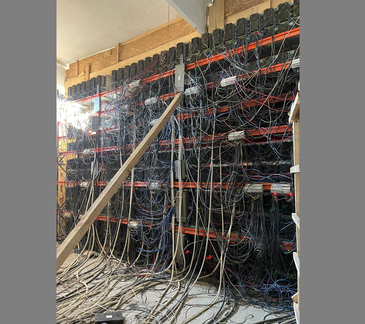 Fermă clandestină de criptomonede, descoperită de ANAF într-o cladire dezafectată! Iată unde
