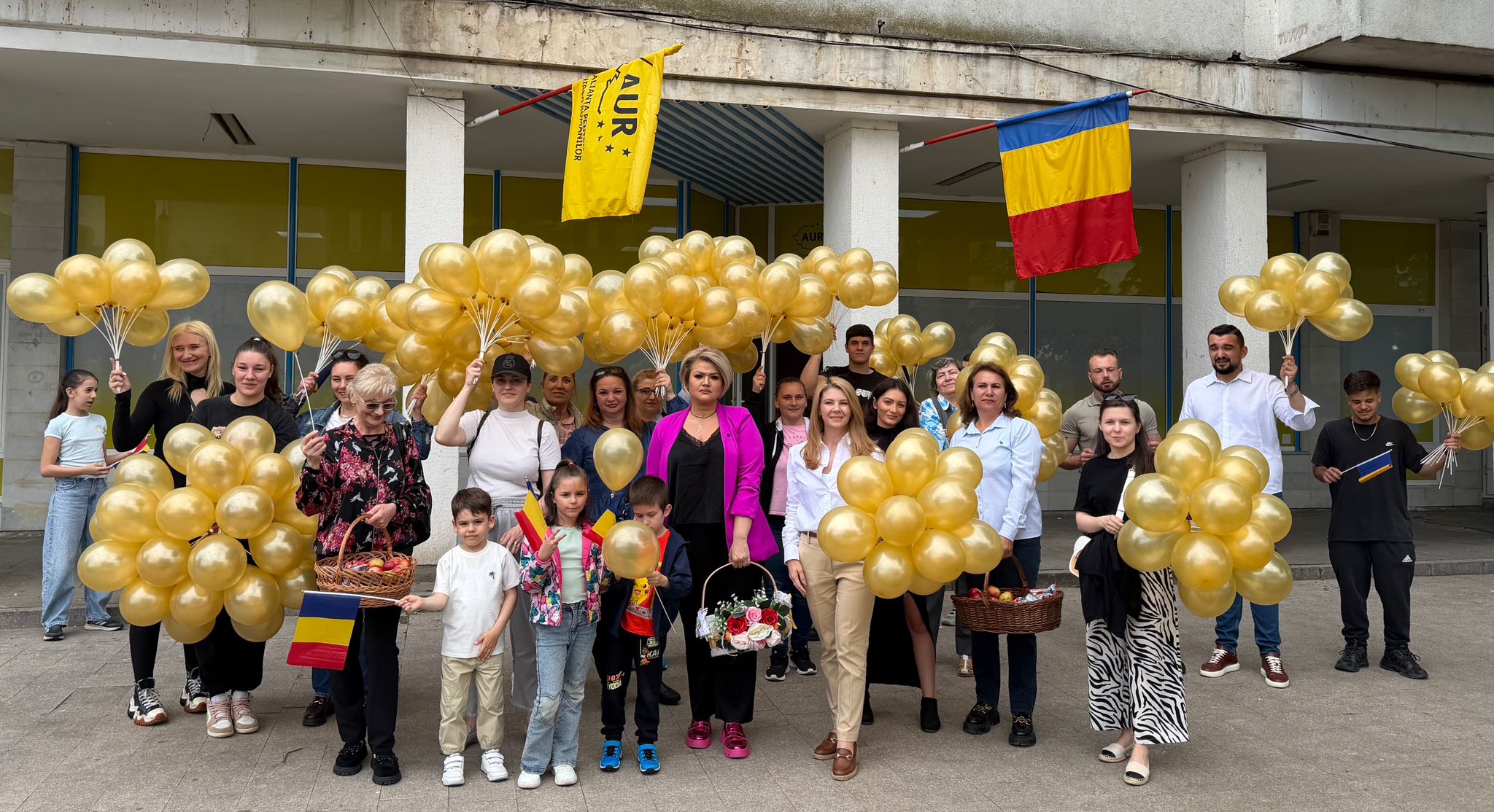 FOTO Organizația de femei AUR Constanța sărbătorește astăzi copiii printr-o acțiune în piața Ovidiu. Cei mici au primit dulciuri, fructe și baloare de ziua lor