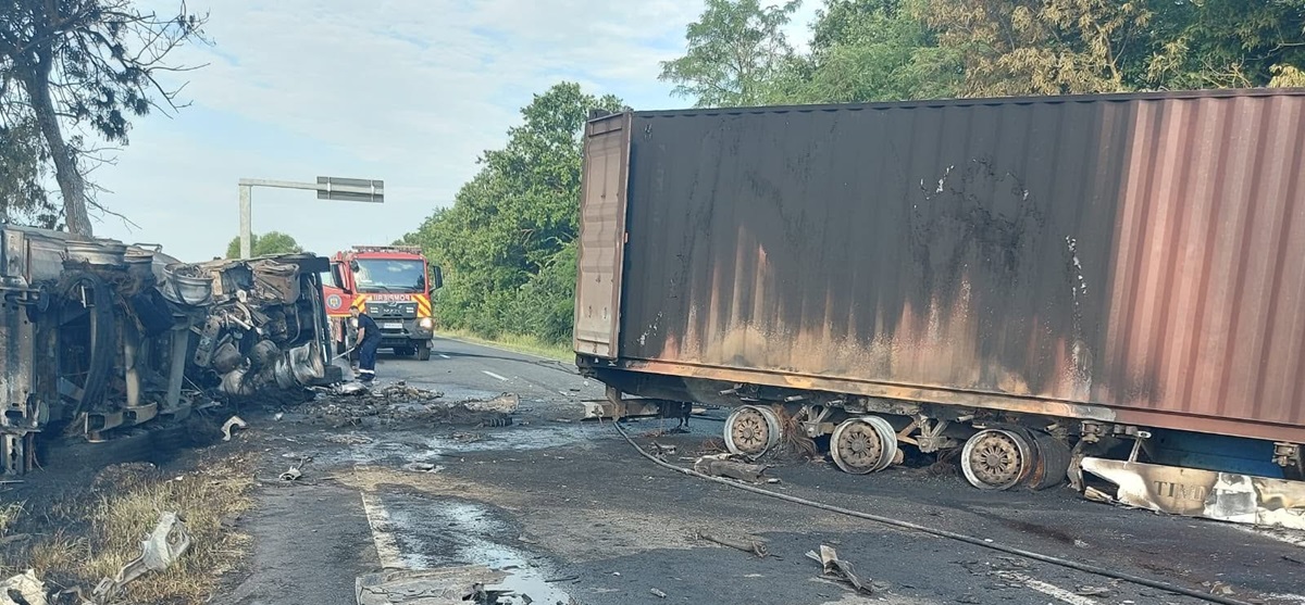 Atenție, șoferi! Circulația blocată pe DN2A după ce două camioane s-au accidentat