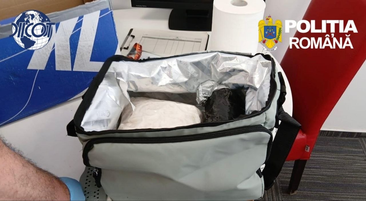 Kilograme de cristal, DIRECT din Olanda: Bărbați prinși cu sacul plin de droguri chiar în fața societății de curierat