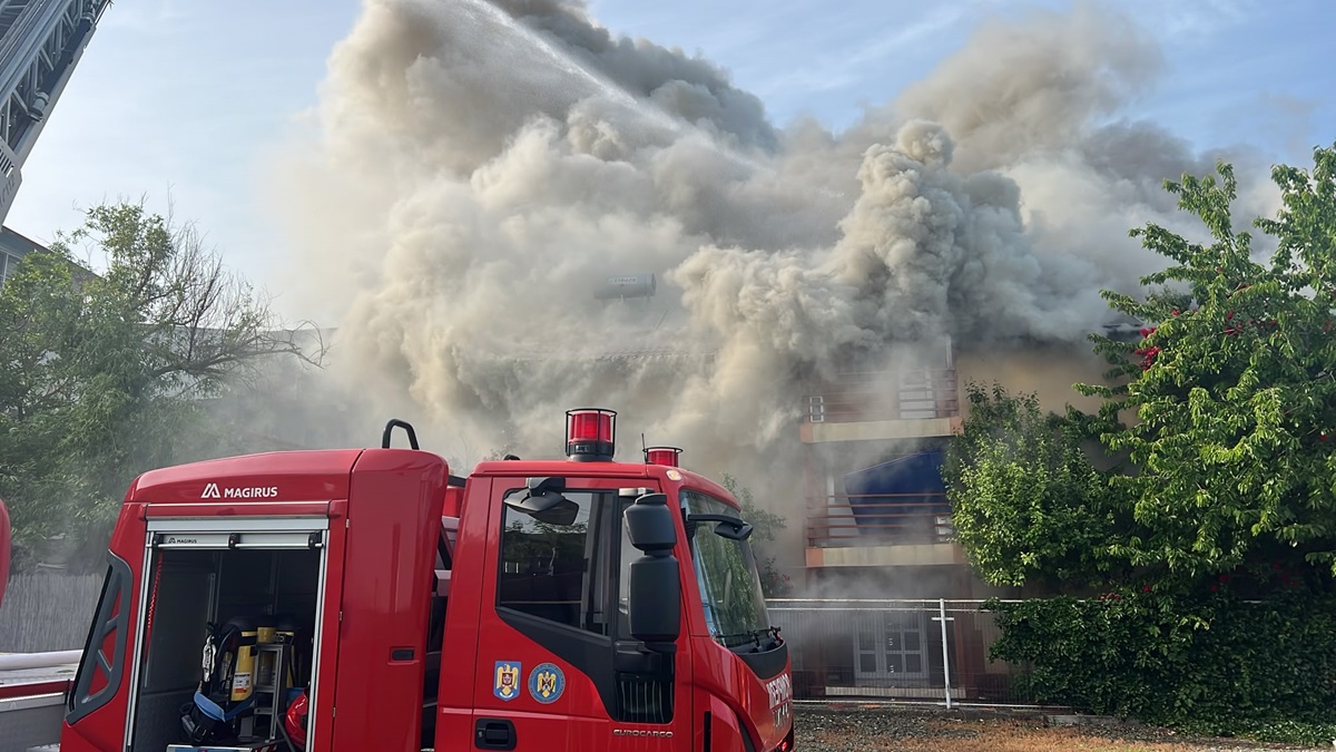 UPDATE FOTO VIDEO Pensiune cuprinsă de FLĂCĂRI în Costinești! 3 persoane au primit îngrijiri medicale