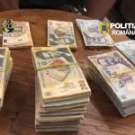 DIICOT dă lovitura printre traficanți! Zeci de kilograme canabis, descoperite într-o casă. Un munte de bani, găsit la percheziții