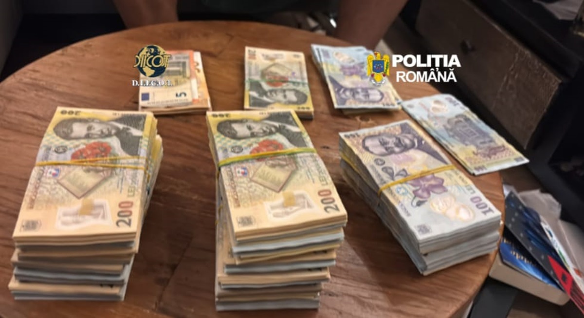 DIICOT dă lovitura printre traficanți! Zeci de kilograme canabis, descoperite într-o casă. Un munte de bani, găsit la percheziții