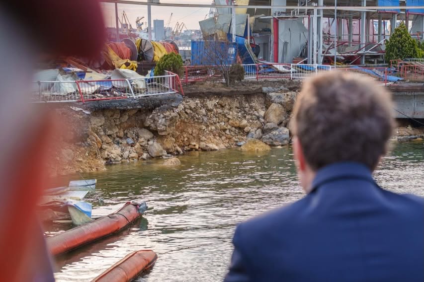 FOTO Nicușor Dan a fost în dana portuară unde a explodat drona ucraineană și a discutat cu pirotehniştii care au intervenit
