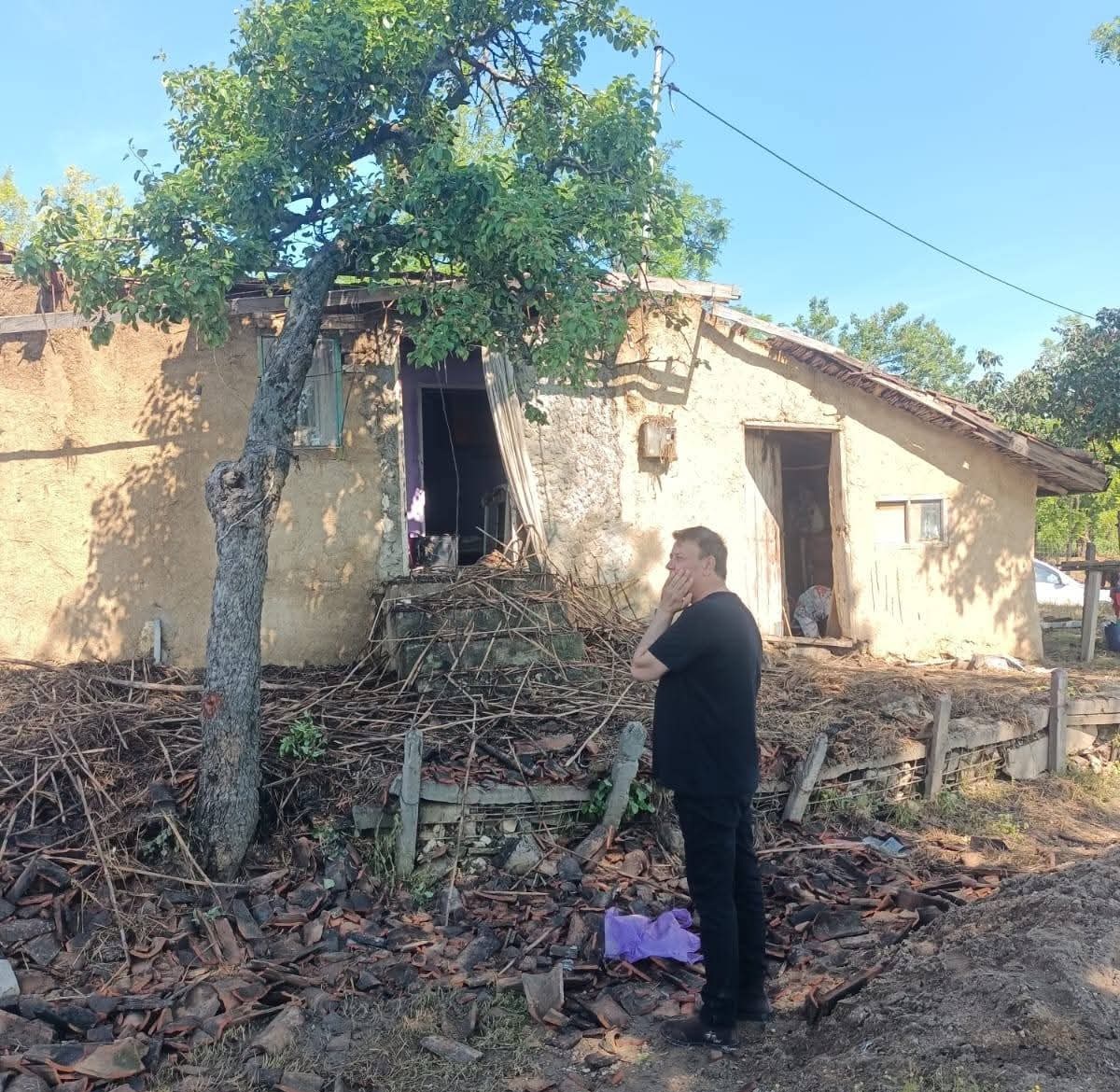 FOTO Președintele CJC, Florin Mitroi, va reface din temelii casa din Lipnița mistuită ieri de flăcări. Totul a pornit de la apelul la solidaritate lansat de primar