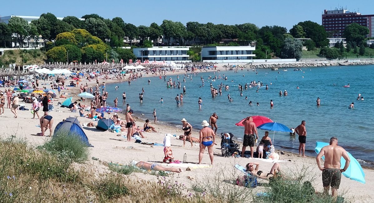 Litoralul românesc, luat cu asalt: 90.000 de turiști s-au refugiat de caniculă la malul mării. Este cel mai mare grad de ocupare din acest sezon