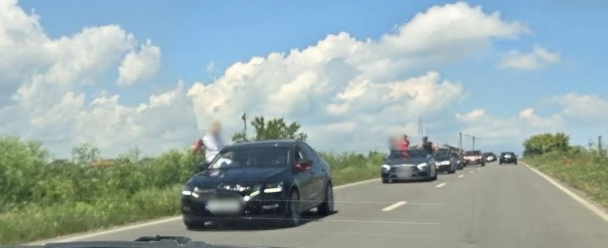 INCONȘTIENȚĂ! Mai mulți absolvenți de clasa a XII-a din Mangalia, prinși ieșiți pe jumătate pe geamurile unor mașini în mers, pe DN 39