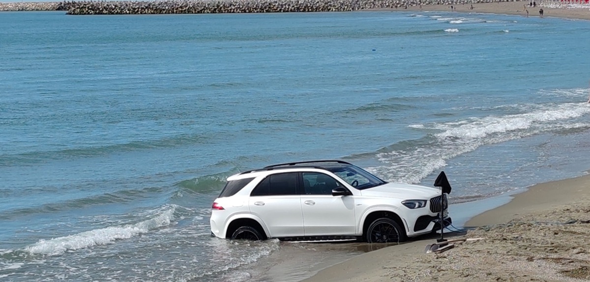 VIDEO Bolid de lux, BLOCAT în mare, pe plaja din Olimp! Imagini incredibile