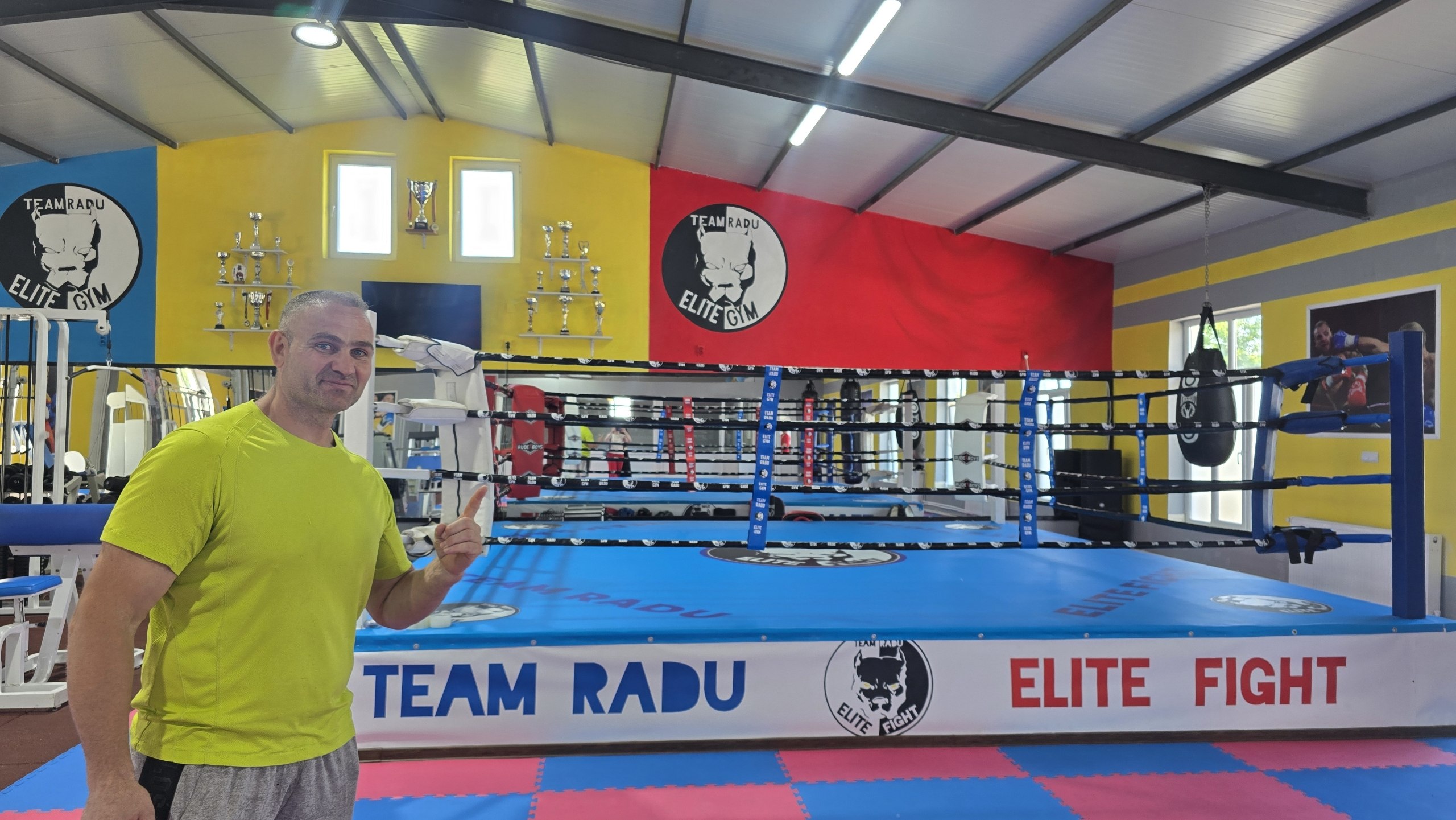 FOTO VIDEO Radu Medeleanu a deschis în Fântânele o sală de kickboxing la standarde europene: copiii din comună se antrenează gratuit cu sprijinul Primăriei și al Consiliului Local
