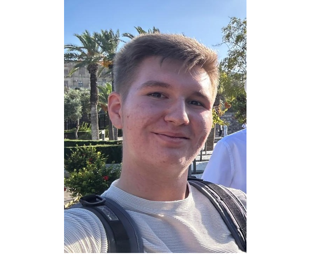 Tinerii excepționali ai Constanței: Andrei Suciu, elev al Colegiului Național Mihai Eminescu, tânărul care se perfecționează pentru a crea medicamentele de mâine: cea mai frumoasă aplicație a chimiei este îmbunătățirea vieții oamenilor!