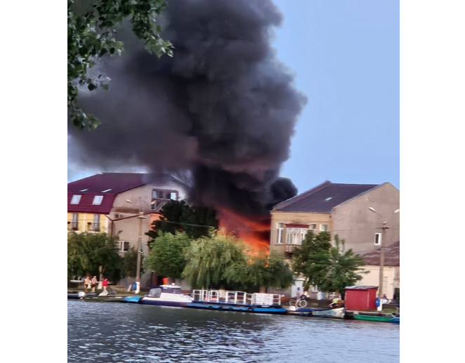 Este ALERTĂ în Sulina! Un incendiu a izbucnit pe un teren de lângă o pensiune