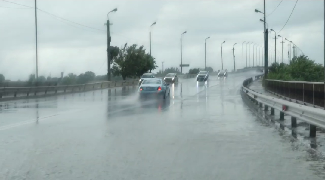 VIDEO Șosele inundate în sudul litoralului în plin cod portocaliu de vreme rea