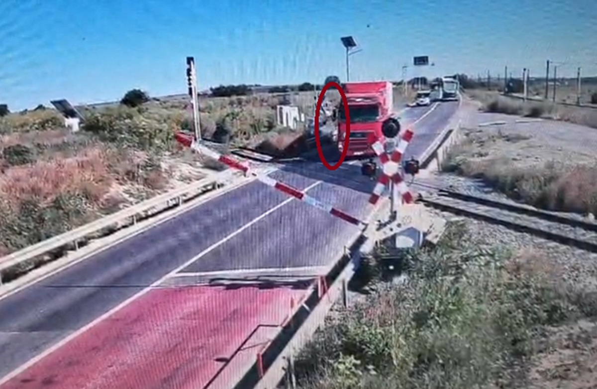 VIDEO Șoferul unui TIR a forțat bariera de la trecerea la nivel cu calea ferată din Dorobanțu! Poliția, pe urmele șoferului iresponsabil