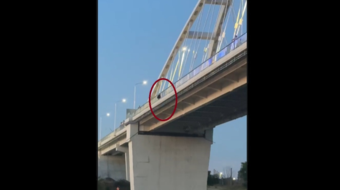 Tentativă de suicid pe podul de la Murfatlar! Intervin polițiștii și salvatorii de la SMURD