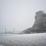 VIDEO Ninge VISCOLIT în Bucegi: E vară, dar nu pe Vârful Omu