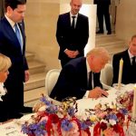 FOTO ULTIMA ORĂ Donald Trump a semnat acordul de pace cu Iranul: Strâmtoarea Ormuz ar urma să fie redeschisă