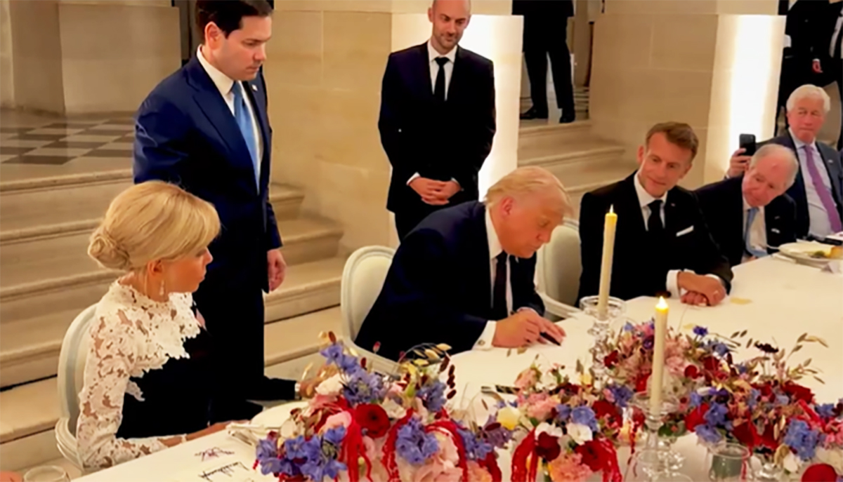 FOTO ULTIMA ORĂ Donald Trump a semnat acordul de pace cu Iranul: Strâmtoarea Ormuz ar urma să fie redeschisă