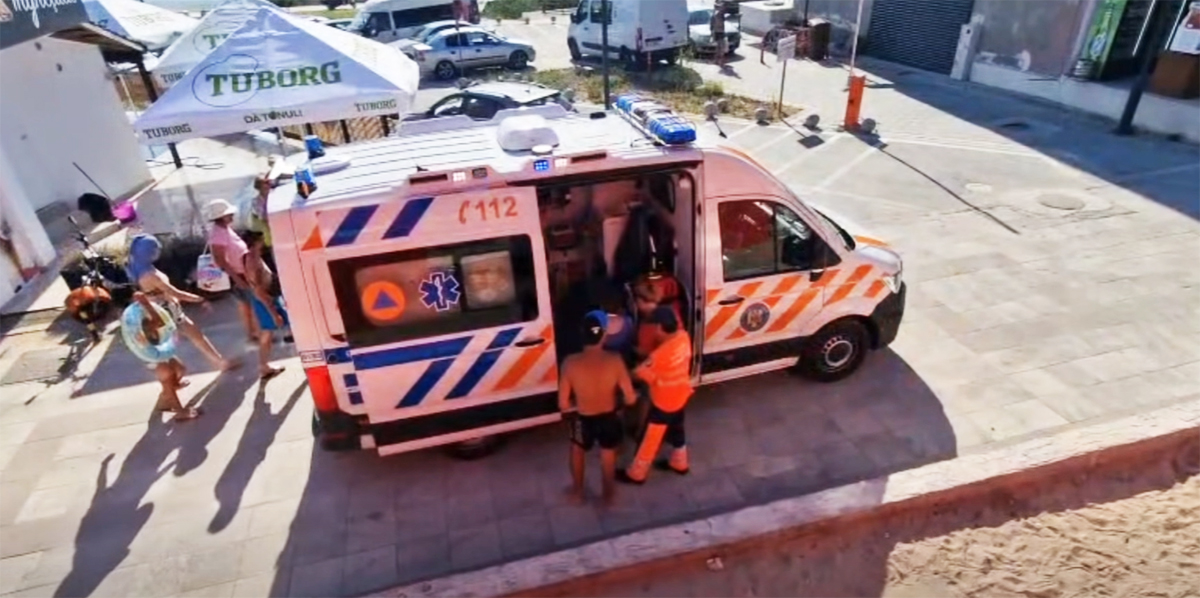 VIDEO Intervenție URGENTĂ la Eforie: O femeie și-a dislocat cotul în timp ce stătea pe șezlong. Salvamarii au intervenit rapid